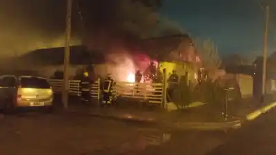 Falla eléctrica desató un incendio en una vivienda de Palazzo: el intento de sofocarlo no alcanzó