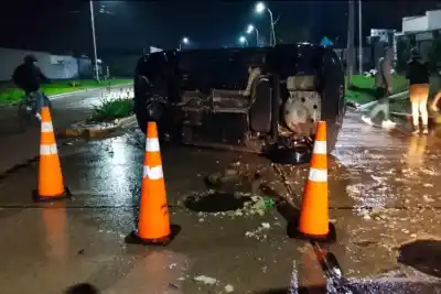 Un temporal, una tapa de cloaca abierta y un vuelco que pudo ser tragedia en Viale