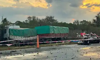 Tragedia en la autopista: dos médicos murieron en un choque frontal y una colega lucha por recuperarse