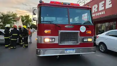 Simulacros con el Hidroelevador: los bomberos de General Pico afinan su respuesta en altura