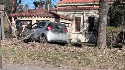 Un Fiat Mobi terminó dentro del Rectorado de la UNJu tras chocar en avenida Bolivia