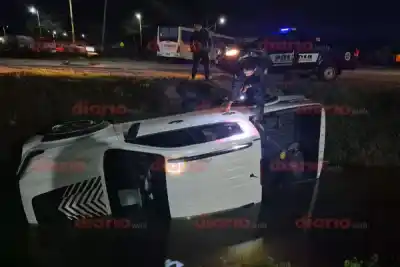 Se salvaron de milagro: una pareja cayó en su camioneta a un canal en Añatuya y fue rescatada por la policía