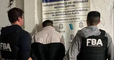 Disparó cuatro veces para escapar de un robo fallido y cayó con una pistola 9 mm en La Plata