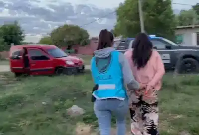 La madre que traicionó a su hija de 8 años: el intercambio de fotos que terminó con dos detenidos