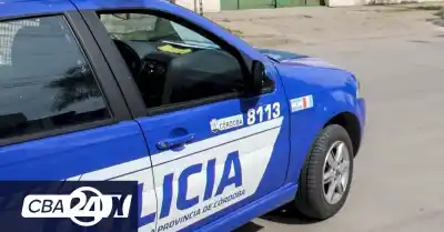 Cruzó en rojo, chocó contra un camión y dos jóvenes terminaron heridas