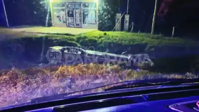 El momento de terror que vivió una pareja al quedar atrapada tras un vuelco en Añatuya