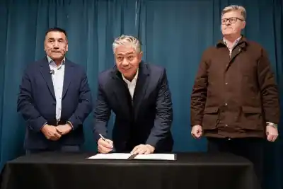 Firmaron un convenio millonario para reforzar el sistema cloacal de Cutral Co y Plaza Huincul