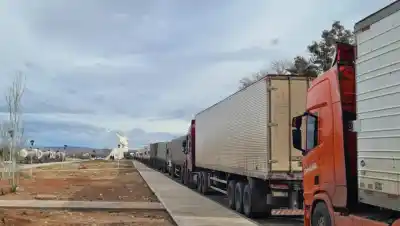 400 camioneros varados en Cutral Co: la odisea de los choferes que esperan cruzar a Chile