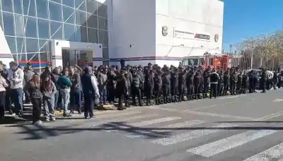 Entre aplausos y lágrimas: el emotivo adiós del Cuartel de Bomberos a sus jefes caídos