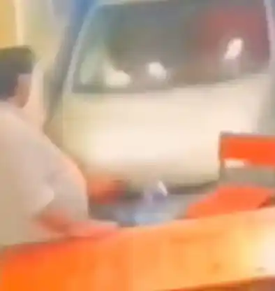 Un auto se estrelló contra un bar en Mercedes y dejó una escena que sorprendió a todos