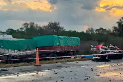 Tras el choque en la autopista, la médica que sobrevivió pelea por su vida