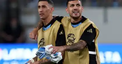 El emotivo reencuentro de Di María y Paredes en Arroyo Seco que enloqueció a los hinchas