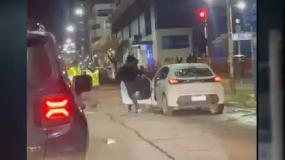 Un ciclista destrozó un auto en pleno centro de Neuquén y las cámaras captaron todo