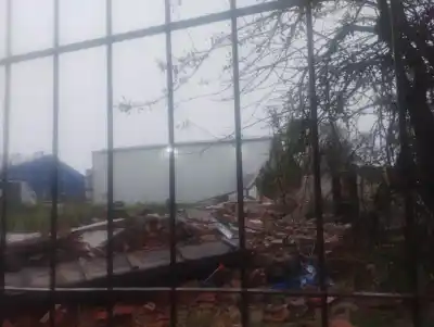 El muro del Parque Industrial de Barranqueras se vino abajo y aplastó una casa: dos heridos