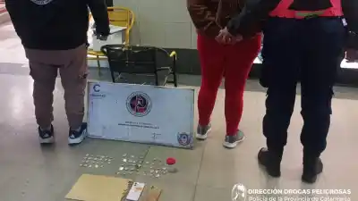 Operativos en terminales de Belén y Capital: secuestran medicamentos y detienen a una mujer