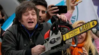 La motosierra de Milei no frena: la cifra que revela cuántos empleados estatales perdieron su trabajo