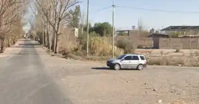 Lo bajaron a punta de pistola y huyeron con su camioneta en Maipú