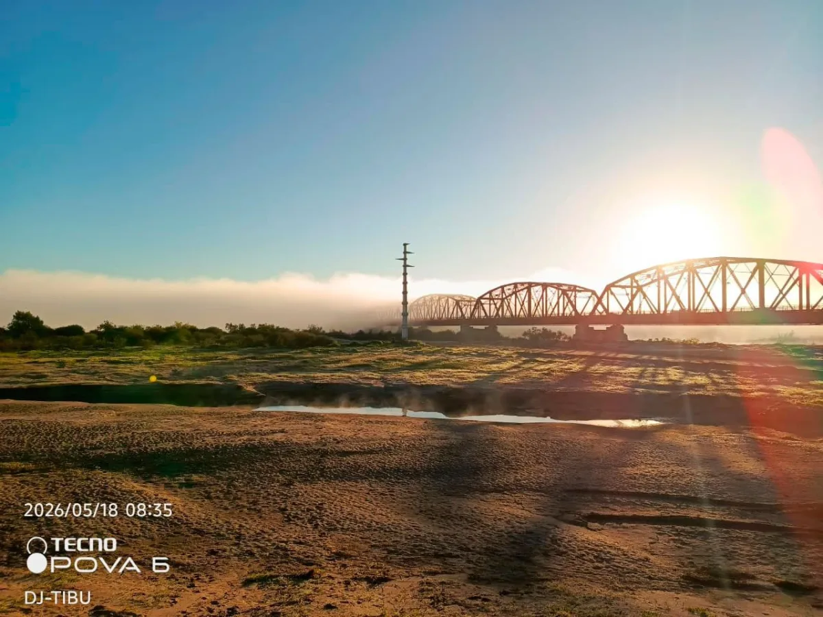 Puente Carretero cubierto por niebla