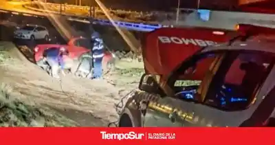 Tres vehículos quedaron atrapados en Santa Cruz y los bomberos tuvieron que intervenir