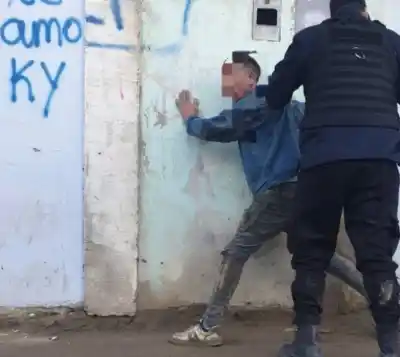 Borracho y furioso: destrozó un auto a piedrazos en plena calle y la policía lo arrestó