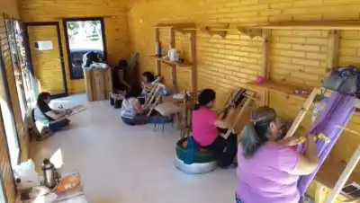 El secreto de las tejedoras de Villa Traful: una feria que rescata el valor de lo artesanal