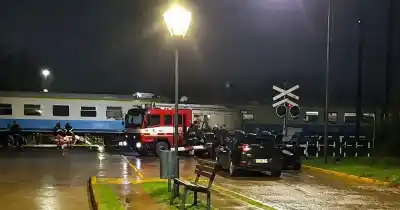 Tragedia en Maipú: un tren embistió a un auto que cruzó con las barreras bajas y murió el conductor
