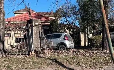 Un Fiat Mobi terminó dentro del Rectorado de la UNJu: qué se sabe del accidente
