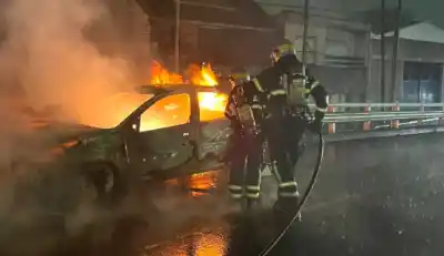 Un auto quedó reducido a cenizas en Lomas: el insólito detalle que nadie esperaba