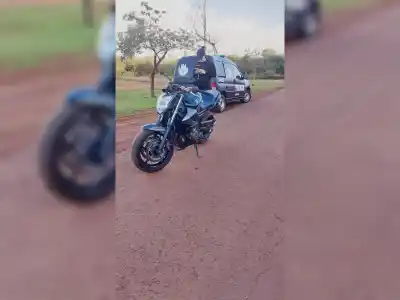 Cayó de su moto tras realizar maniobras peligrosas en Apóstoles y quedó detenido
