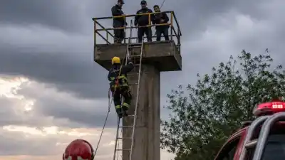 Tres policías de franco quedaron atrapados en una plataforma a 9 metros y el miedo a la tormenta complicó el rescate
