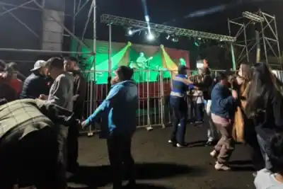Un bebé de ocho meses apareció solo en una fiesta patronal y el locutor tuvo que interrumpir el show