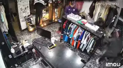 Armados y sin escapatoria: el momento exacto en que reducen a un empleado en Rivadavia