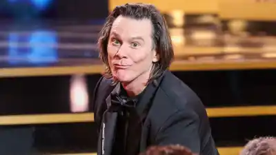 Jim Carrey en París: Su rostro irreconocible desató una tormenta de teorías que eclipsó su premio