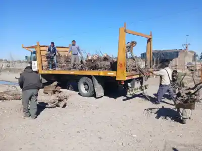 Solidaridad que calienta: la campaña que lleva leña y chocolate a los asentamientos de Santa Lucía