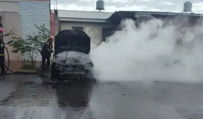 Fuego en plena salida: un Fiat Palio se quemó en el barrio Itaembé Guazú