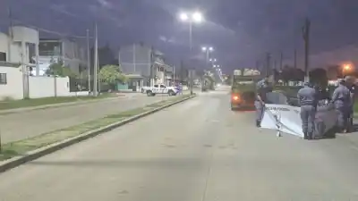 Chocó contra un camión de basura estacionado y murió en el acto
