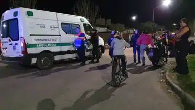Impactante choque entre motos en General Pico: dos jóvenes terminaron hospitalizadas