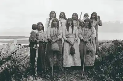¿Quiénes eran los fueguinos? La muestra fotográfica que sacude los cimientos del Museo Fernández Blanco