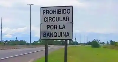 Cruzó un kilómetro por la banquina en la Autopista y el final no fue el esperado