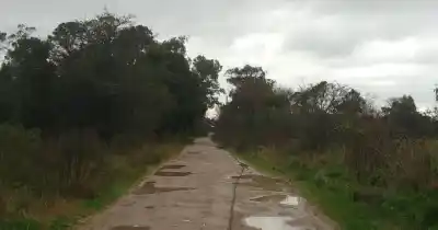 Un poste caído y un cable sobre un bache: el peligro que denuncian los vecinos de Correas