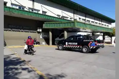 Se durmió en un camión, la puerta se abrió y cayó a la ruta: qué pasó