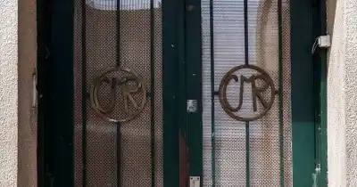 El enigma de las iniciales CMR en una casona de La Plata: ¿qué esconde la huella de Monseñor Rasore?