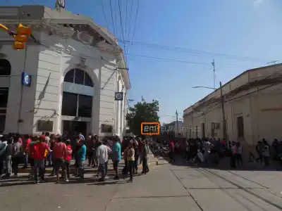 Larga fila en la Caja Popular, mucho calor y una calle cortada en Monteros