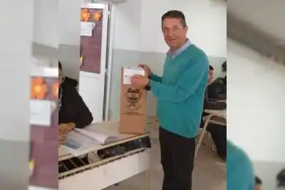 El candidato Rubén Timofiejuk ya votó en Añatuya: ¿qué se juega en las urnas?