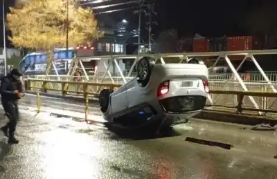 Vuelco en el puente del Ñireco: el insólito detalle que complica al conductor