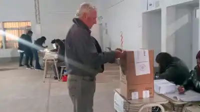 Elio Seggiaro ya votó en Donadeu: la única elección a comisionado municipal que se define hoy