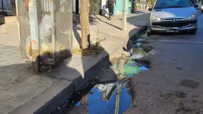 Cobran por estacionar en cráteres: el municipio pintó los sectores tarifados pero no tapó los pozos