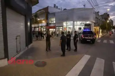 Desesperado por su salud, amenazó con quemarse en plena peatonal y el final dejó a todos helados