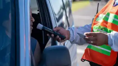 Chocó contra un poste en Luján y la prueba de alcoholemia dejó a todos sin palabras