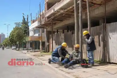 Se enganchó con el arnés en un noveno piso y terminó con una grave fractura